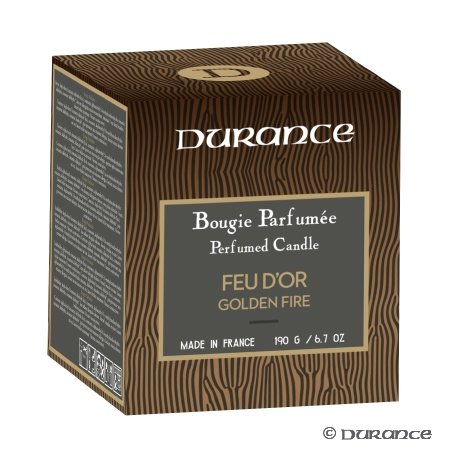 Retrouvez grâce à cette bougie senteur boisée, l’ambiance chaleureuse d’une soirée au salon devant un feu de cheminée doré. Le parfum de cette bougie naturelle évocatrice d’un élégant feu de bois révèle des notes sèches du bois de cèdre du Maroc crépitant sur un sillage de santal et de tabac blond.  