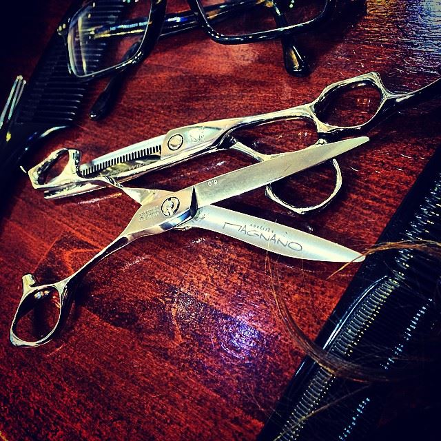 ciseaux d'Aurelien Magnano maître artisan-mizutani-ambassadeur-ciseau-salon de coiffure Montauban