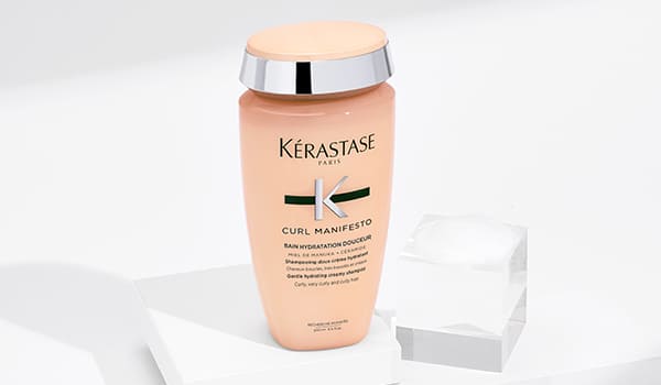 Pendant votre shampooing Curl Manifesto, passez vos doigts dans vos cheveux pour les démêler en douceur Pendant votre shampooing Curl Manifesto-passez vos doigts dans vos cheveux pour les démêler en douceur