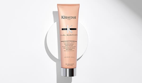 Hydratation pour réduire la casse et contrôler les frisottis avec la Crème de Jour Curl Manifesto Hydratation pour réduire la casse et contrôler les frisottis avec la Crème de Jour Curl Manifesto