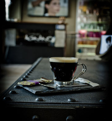 Une pause café au salon de coiffure et barbier Aurelien Magnanoau nord de Montauban