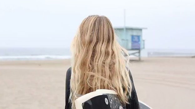 Mes cheveux arrêtent de pousser en saison d'été, vrai ou faux