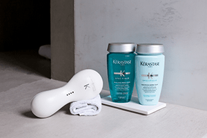 les deux shampooing dermo-calmants de kérastase et le clarisonic du salon de coiffure Aurelien Magnano à Montauban