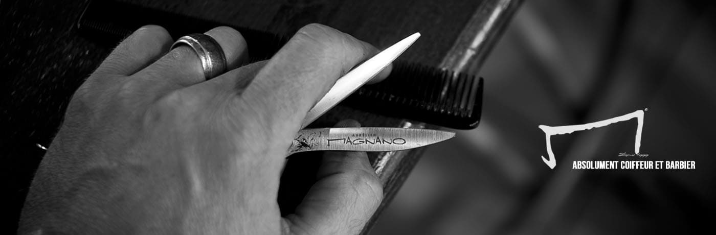 Photo noir et blanc de la main du coiffeur Aurélien Magnano à Montauban
