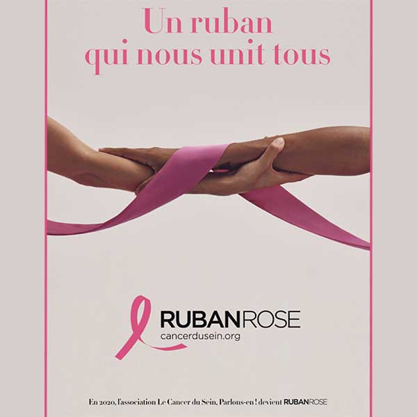 Ruban Rose - Un Ruban Qui Nous Unit Tous pour la Lutte contre le Cancer du Sein Un ruban rose relie deux mains, symbolisant la solidarité contre le cancer du sein, avec le slogan 'Un ruban qui nous unit tous