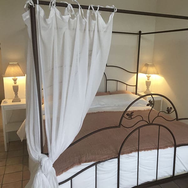 salon club-coteaux-aussac-chambre-hote-lit