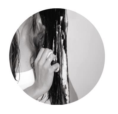 J'applique un masque dans mes cheveux application d'un masque dans mes cheveux