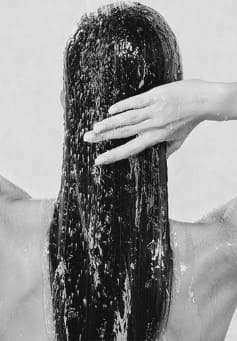 Faire un shampoing pour avoir des cheveux plus forts