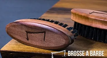 Coiffer sa barbe avec la brosse de barbes-poil-de-sanglier-Aurelien-Magnano-votre-barbier-Montauban-nord